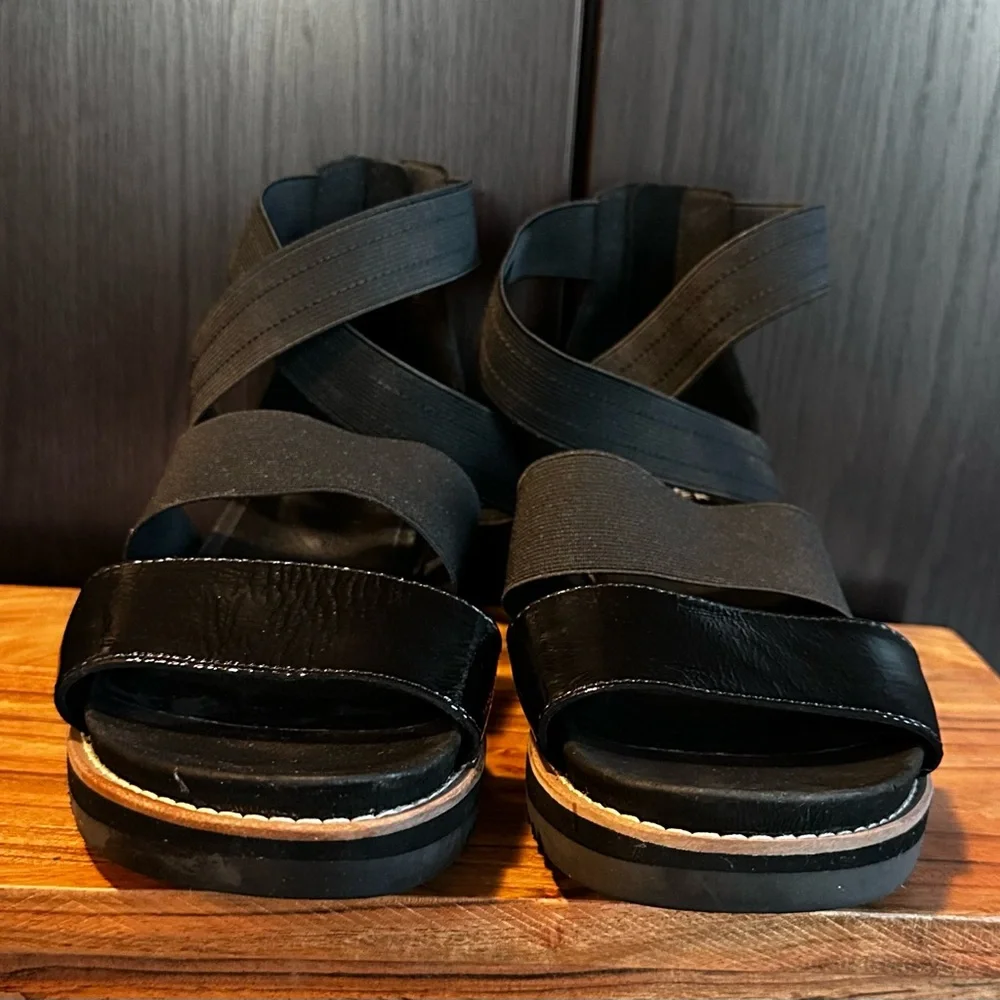 Eileen Fisher Klay Patent Stretch Wedge Sandal in Black. Size 7.5.